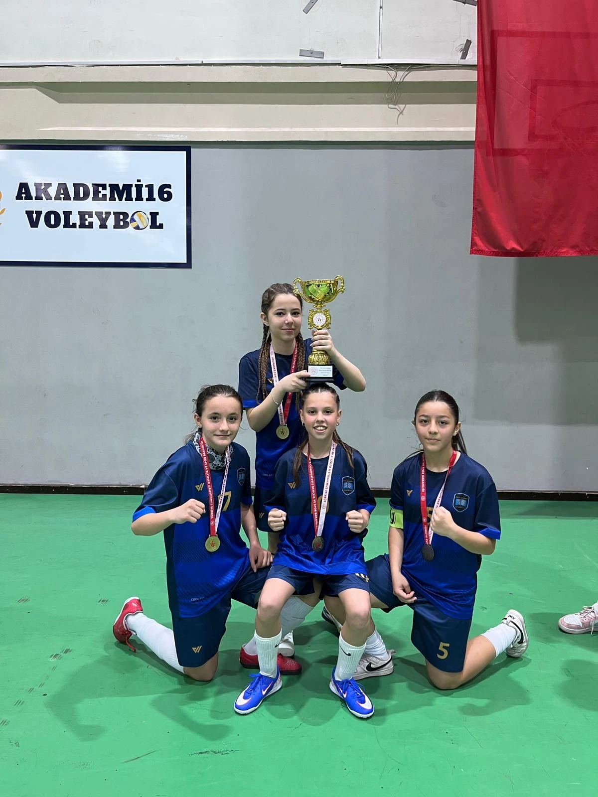 Futsal'da şampiyon Elmasbahçeler Salih Şeremet Ortaokulu 