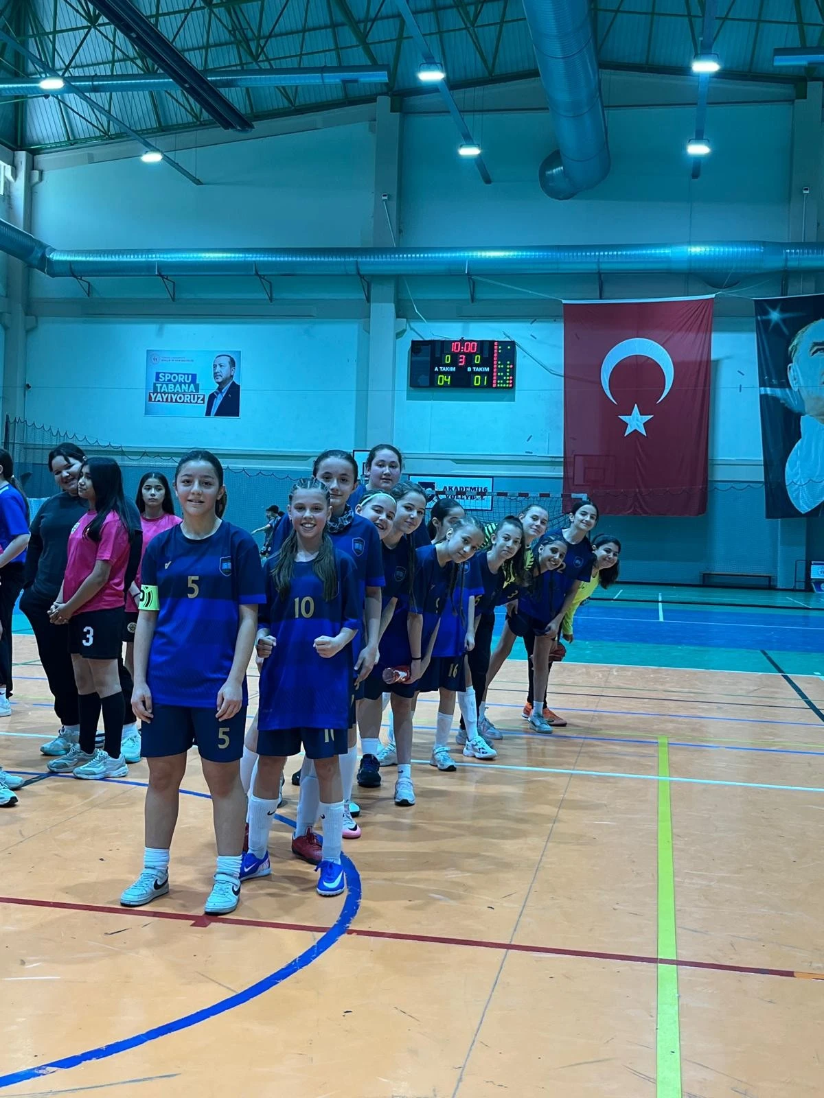Futsal'da şampiyon Elmasbahçeler Salih Şeremet Ortaokulu 