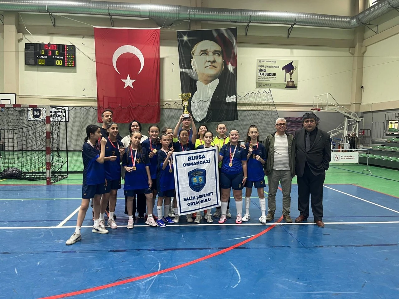 Futsal'da şampiyon Elmasbahçeler Salih Şeremet Ortaokulu 