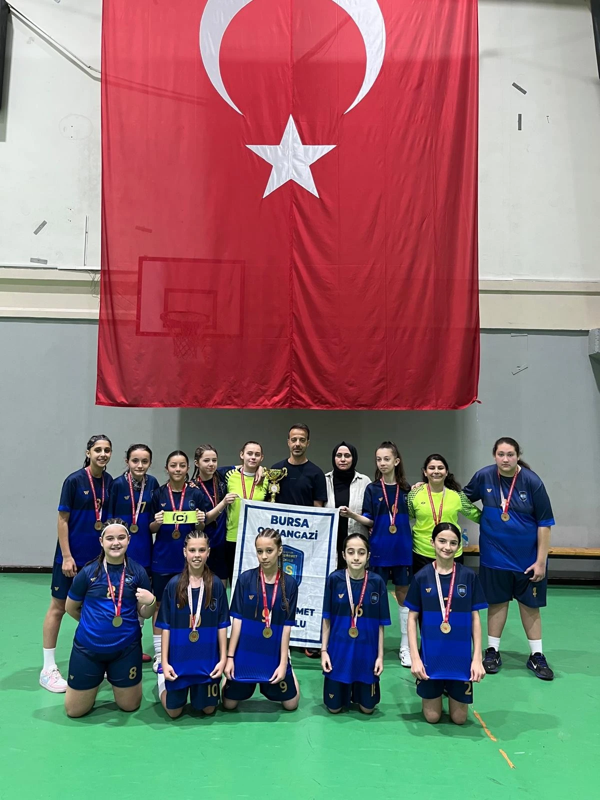 Futsal'da şampiyon Elmasbahçeler Salih Şeremet Ortaokulu 