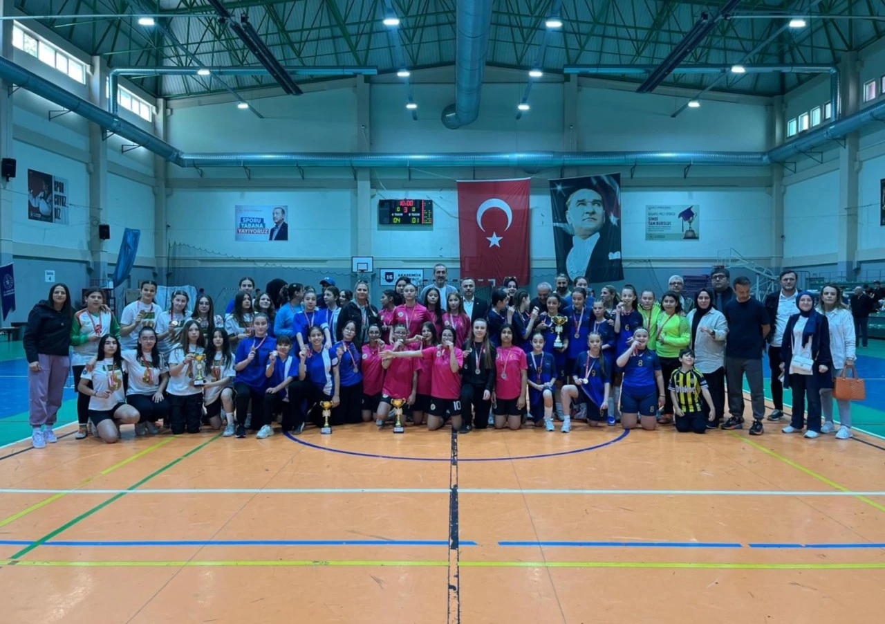 Futsal'da şampiyon Elmasbahçeler Salih Şeremet Ortaokulu 