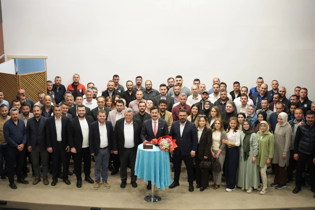 Başkan Ercan Özel'e bayramlaşmada doğum günü sürprizi