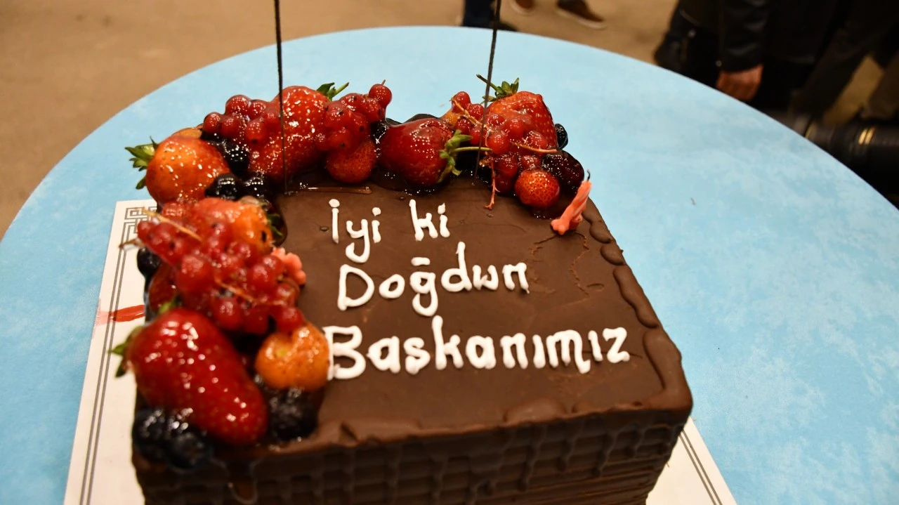 Başkan Ercan Özel'e bayramlaşmada doğum günü sürprizi