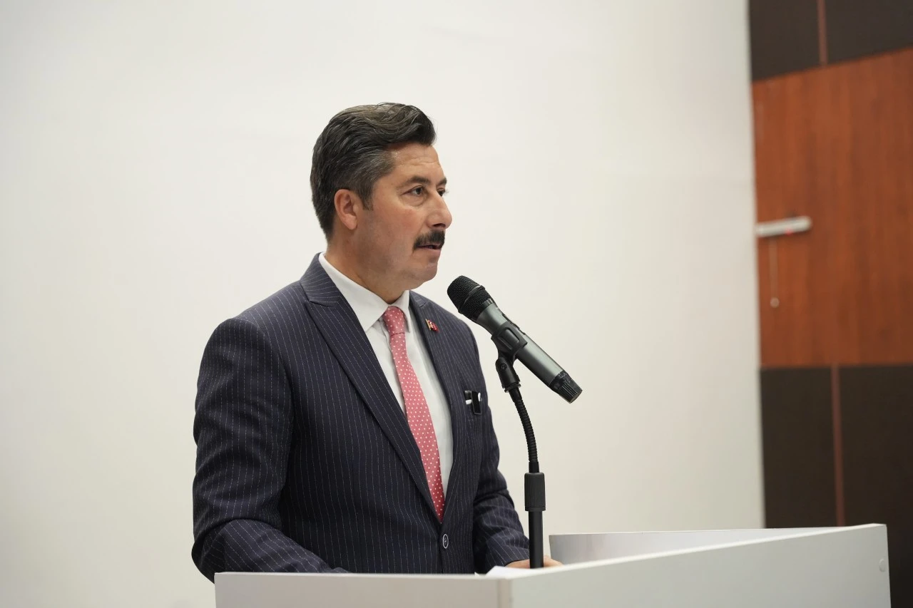 Başkan Ercan Özel'e bayramlaşmada doğum günü sürprizi