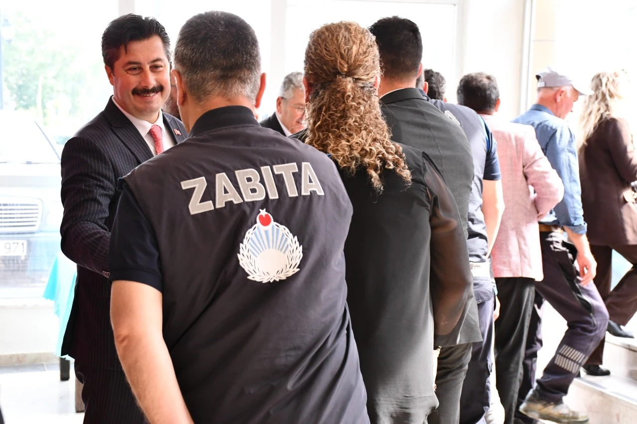 Başkan Ercan Özel'e bayramlaşmada doğum günü sürprizi