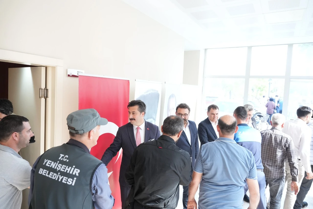 Başkan Ercan Özel'e bayramlaşmada doğum günü sürprizi