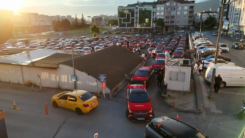 Bursa'da A Milli Takım coşkusu sokaklara taştı, 250 araçlık konvoy kenti turladı