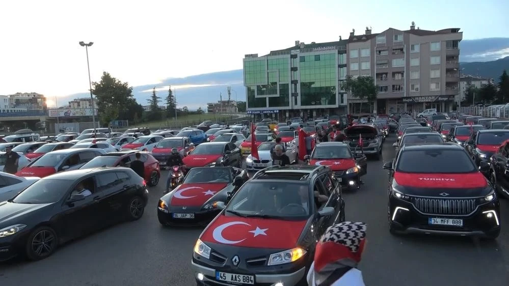 Bursa'da A Milli Takım coşkusu sokaklara taştı, 250 araçlık konvoy kenti turladı