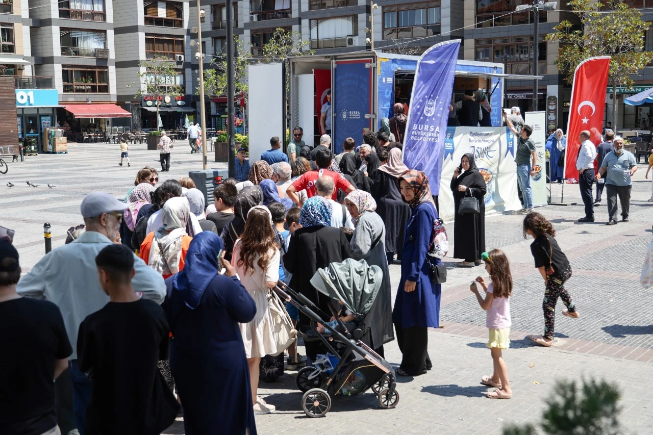 Büyükşehir, Muharrem ayının bereketini vatandaşlarla paylaşıyor