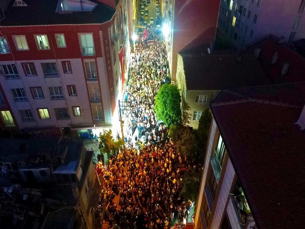Şalvar gecesine yoğun ilgi: Kadınlar sokağa sığmadı