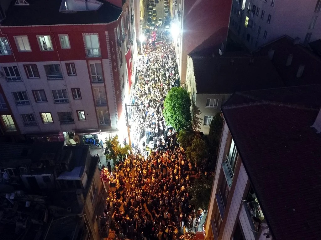 Şalvar gecesine yoğun ilgi: Kadınlar sokağa sığmadı