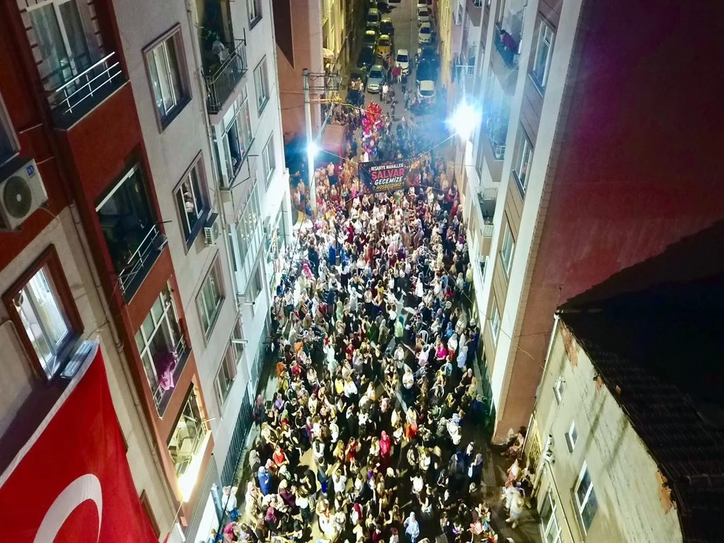 Şalvar gecesine yoğun ilgi: Kadınlar sokağa sığmadı