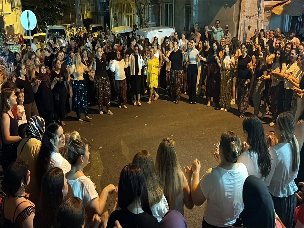 Şalvar gecesine yoğun ilgi: Kadınlar sokağa sığmadı