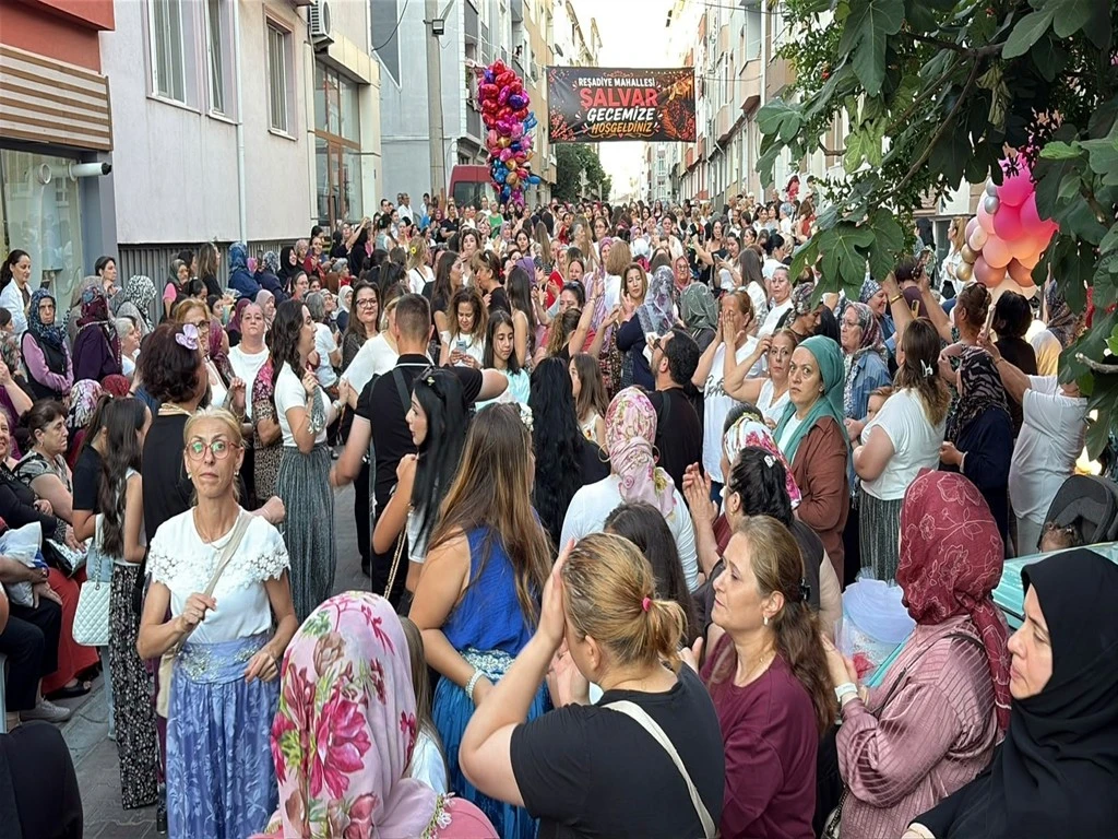 Şalvar gecesine yoğun ilgi: Kadınlar sokağa sığmadı