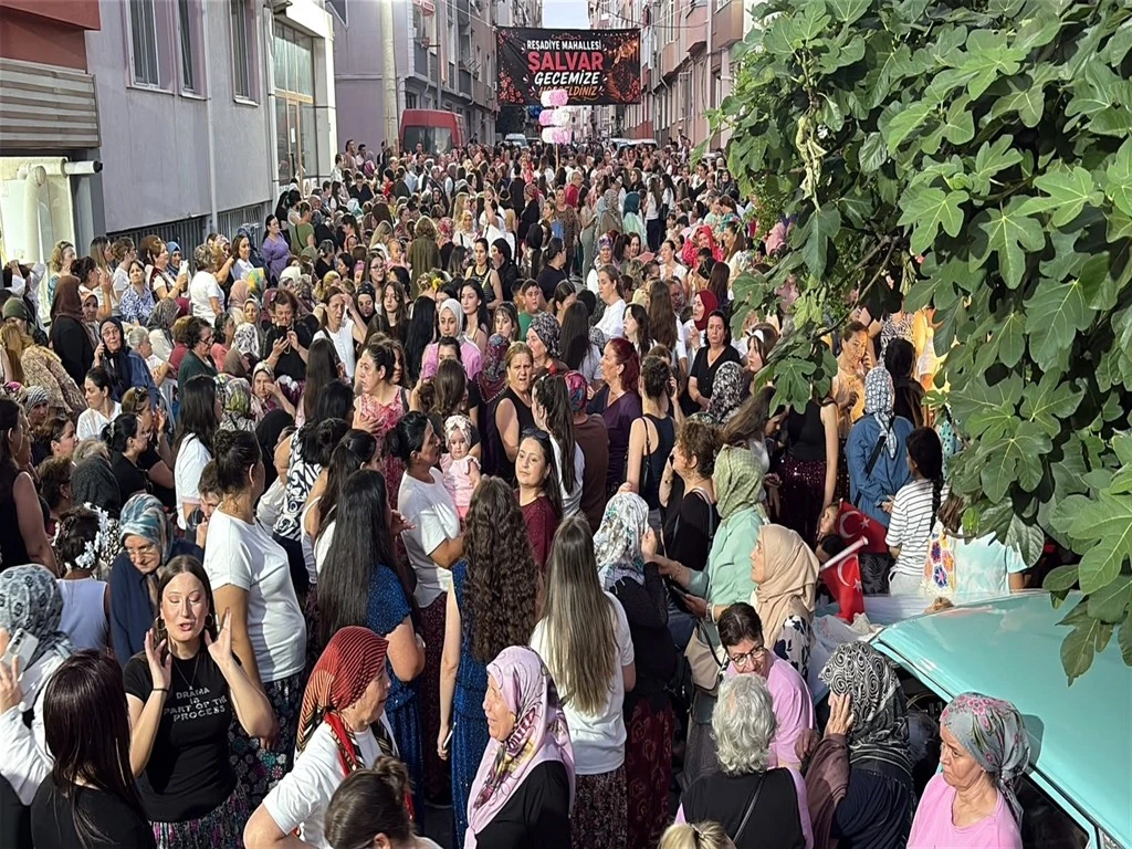 Şalvar gecesine yoğun ilgi: Kadınlar sokağa sığmadı