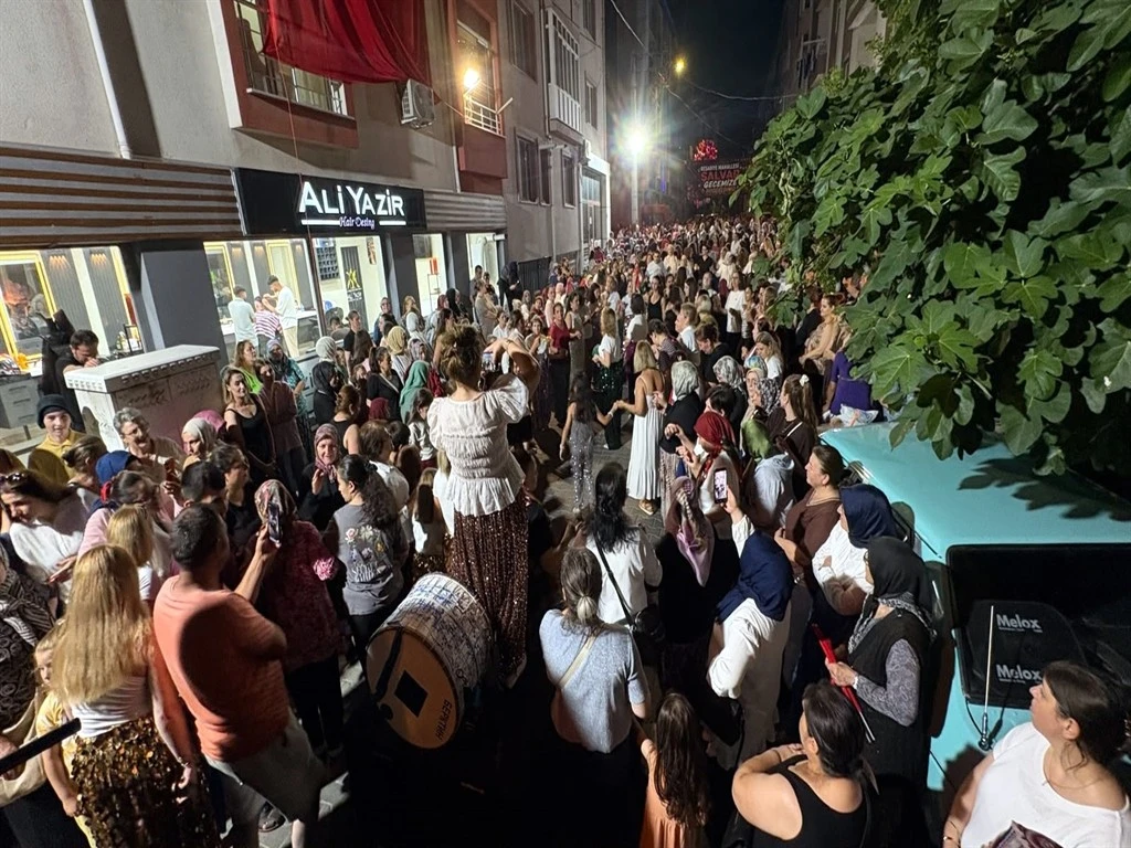 Şalvar gecesine yoğun ilgi: Kadınlar sokağa sığmadı