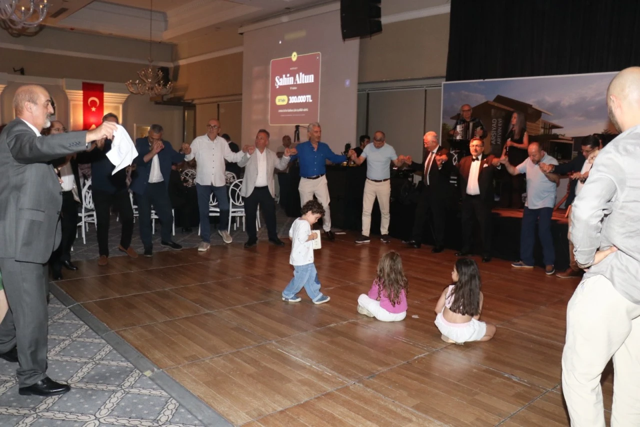 ARSİYAD Artvin Evi'ne 510 tuğla bağışı