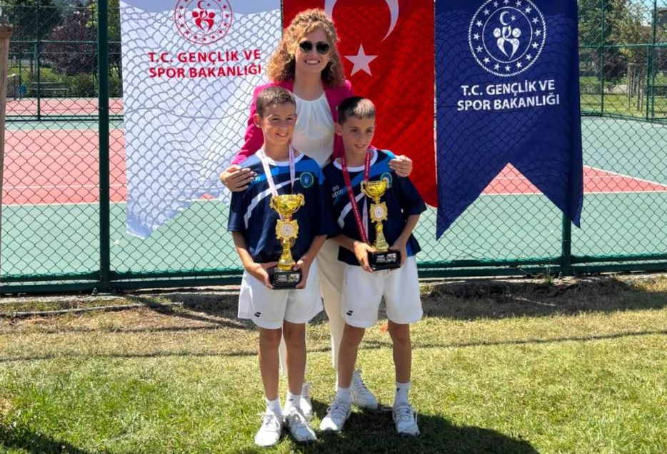 Bursa'nın küçük dev raketleri kortta buluştu