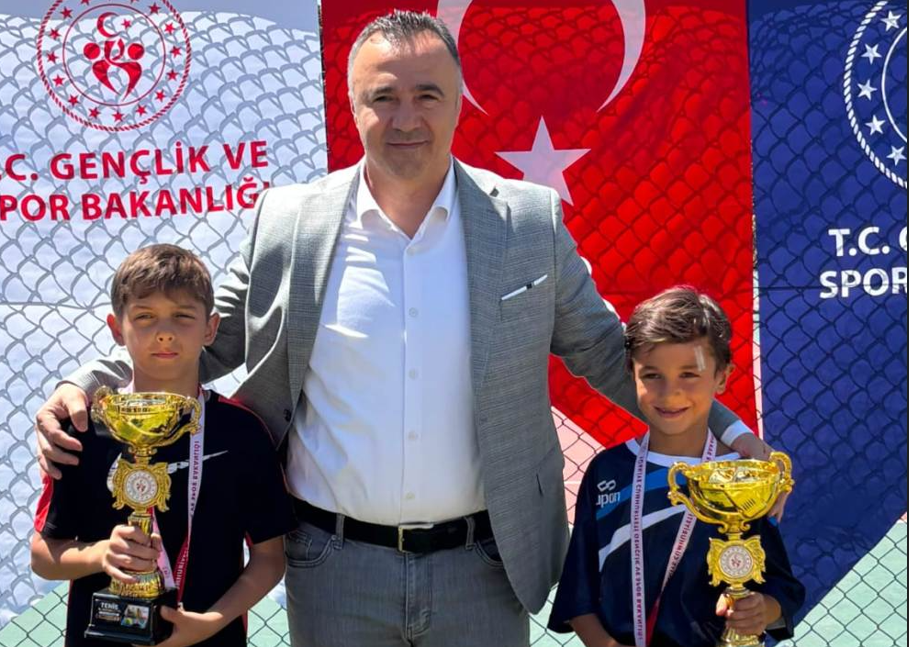 Bursa'nın küçük dev raketleri kortta buluştu