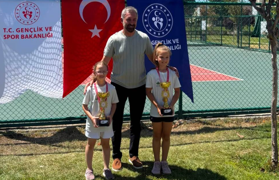 Bursa'nın küçük dev raketleri kortta buluştu