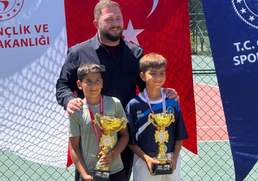 Bursa'nın küçük dev raketleri kortta buluştu