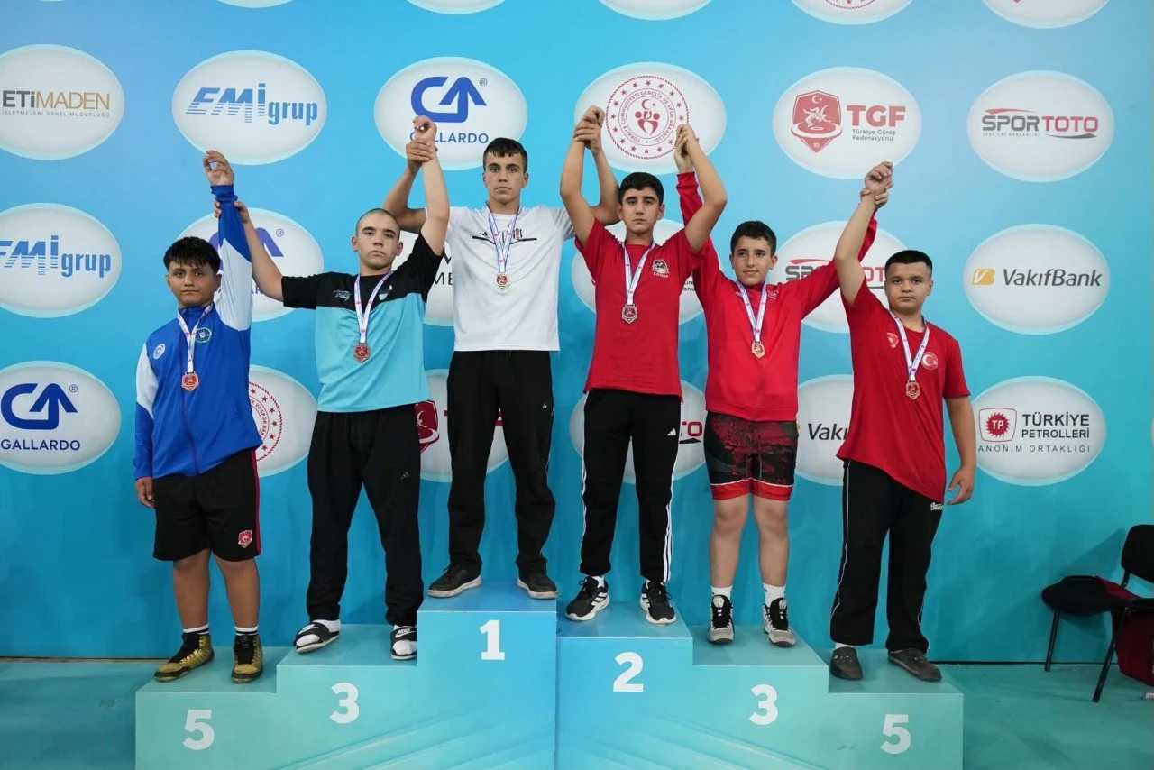 Güreşte Yıldırım rüzgarı