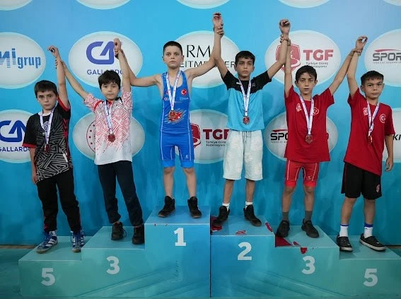 Güreşte Yıldırım rüzgarı