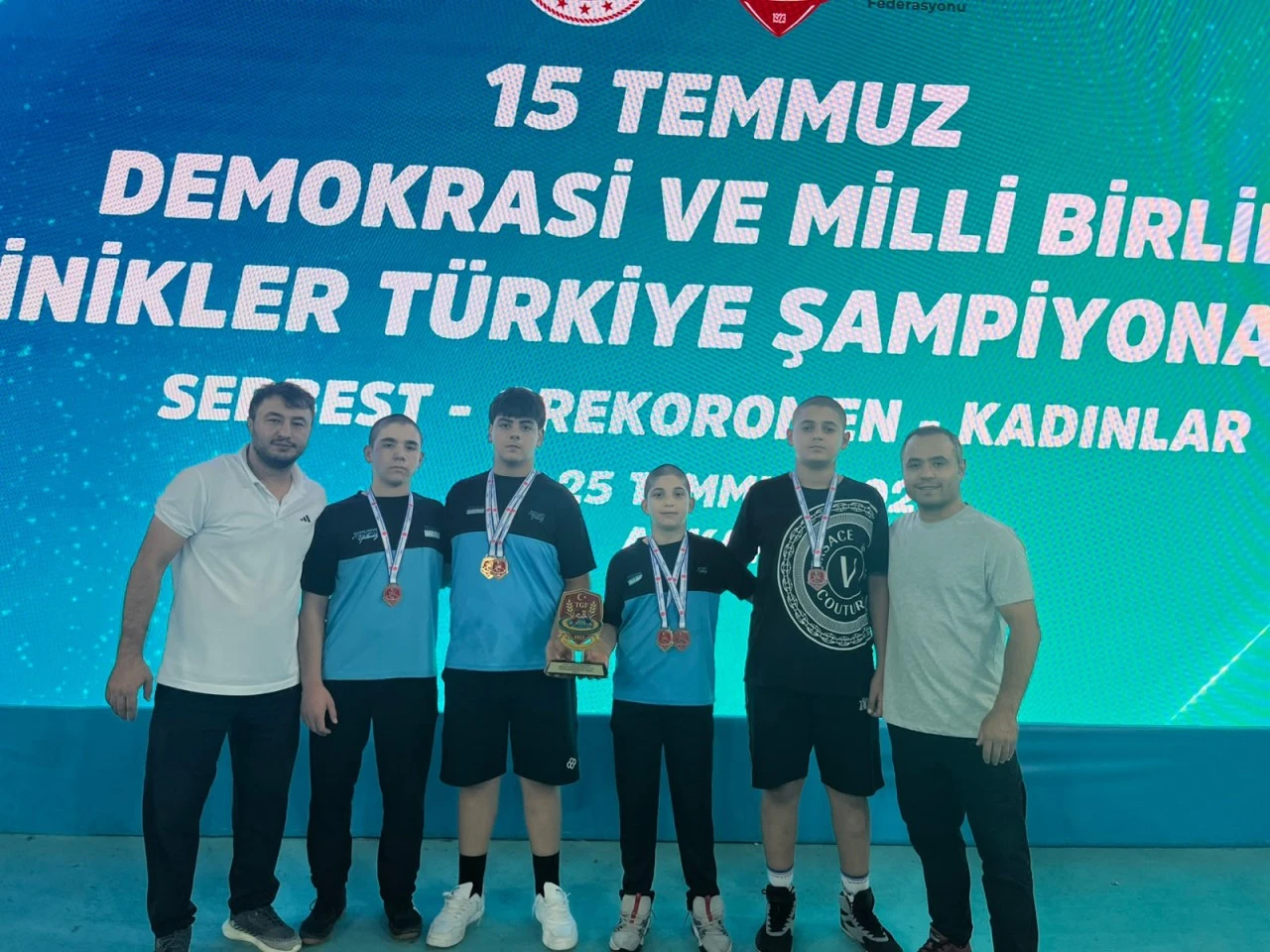 Güreşte Yıldırım rüzgarı