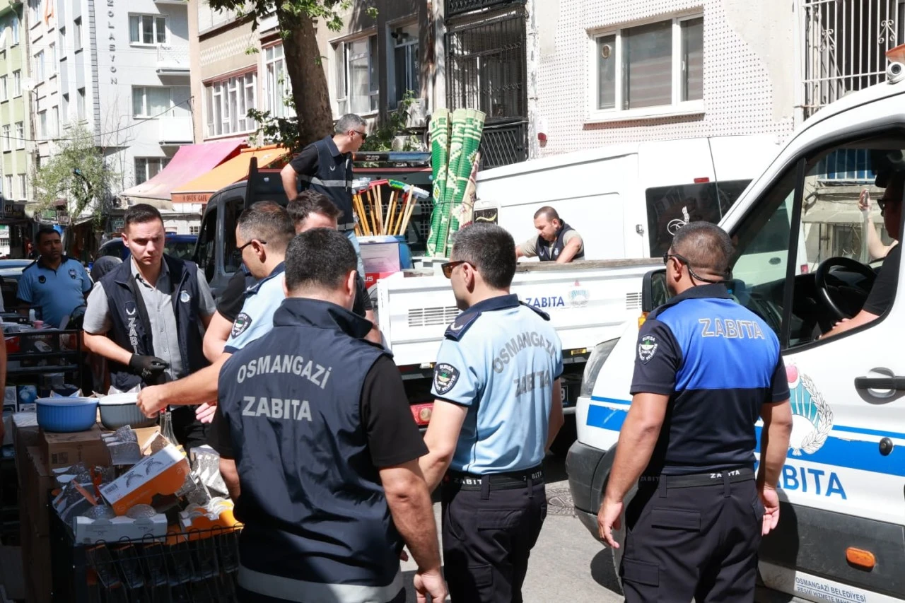 Osmangazi'de kaldırımlar işgalden temizlendi