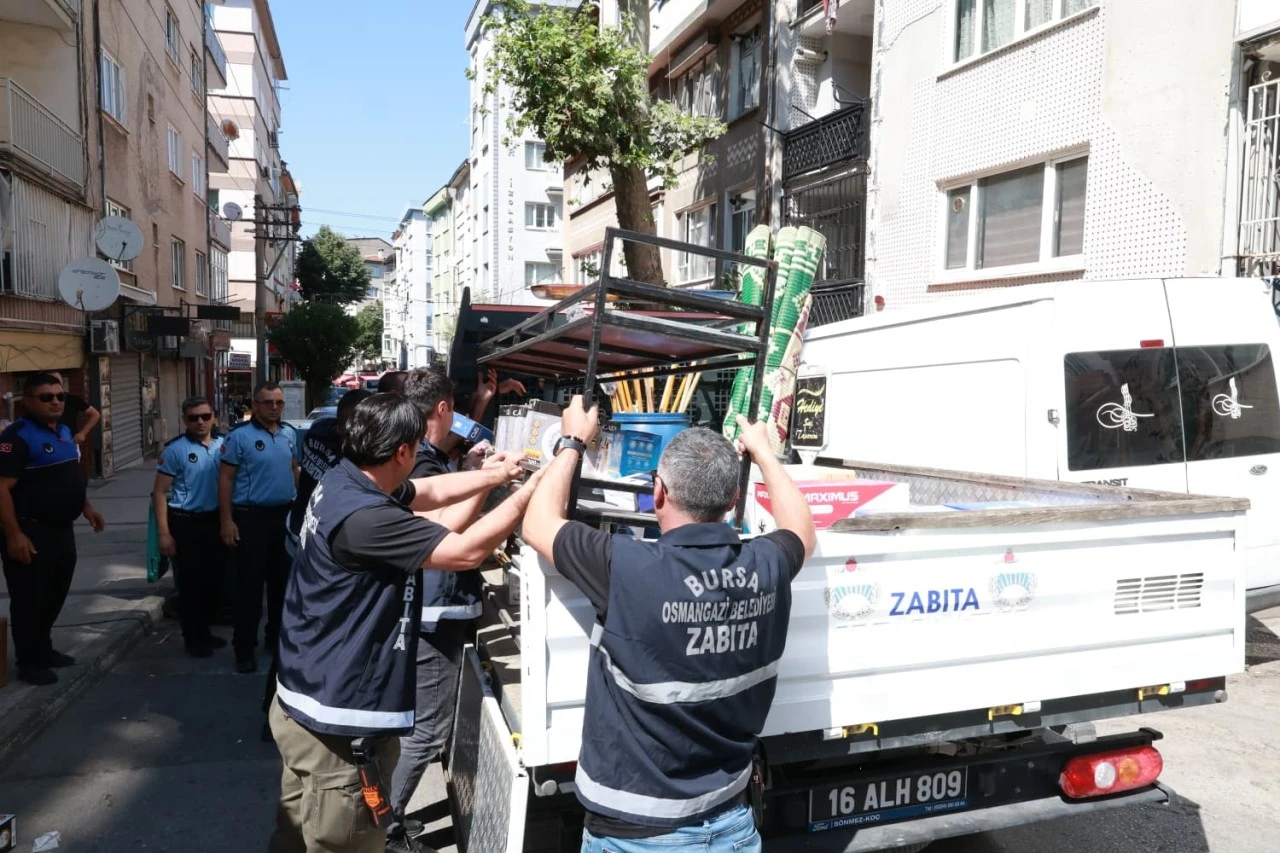 Osmangazi'de kaldırımlar işgalden temizlendi
