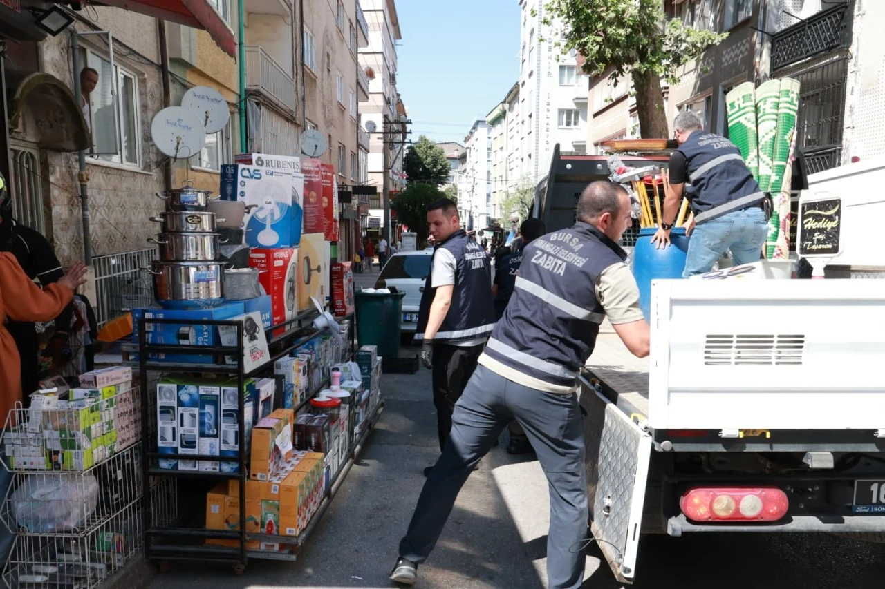 Osmangazi'de kaldırımlar işgalden temizlendi