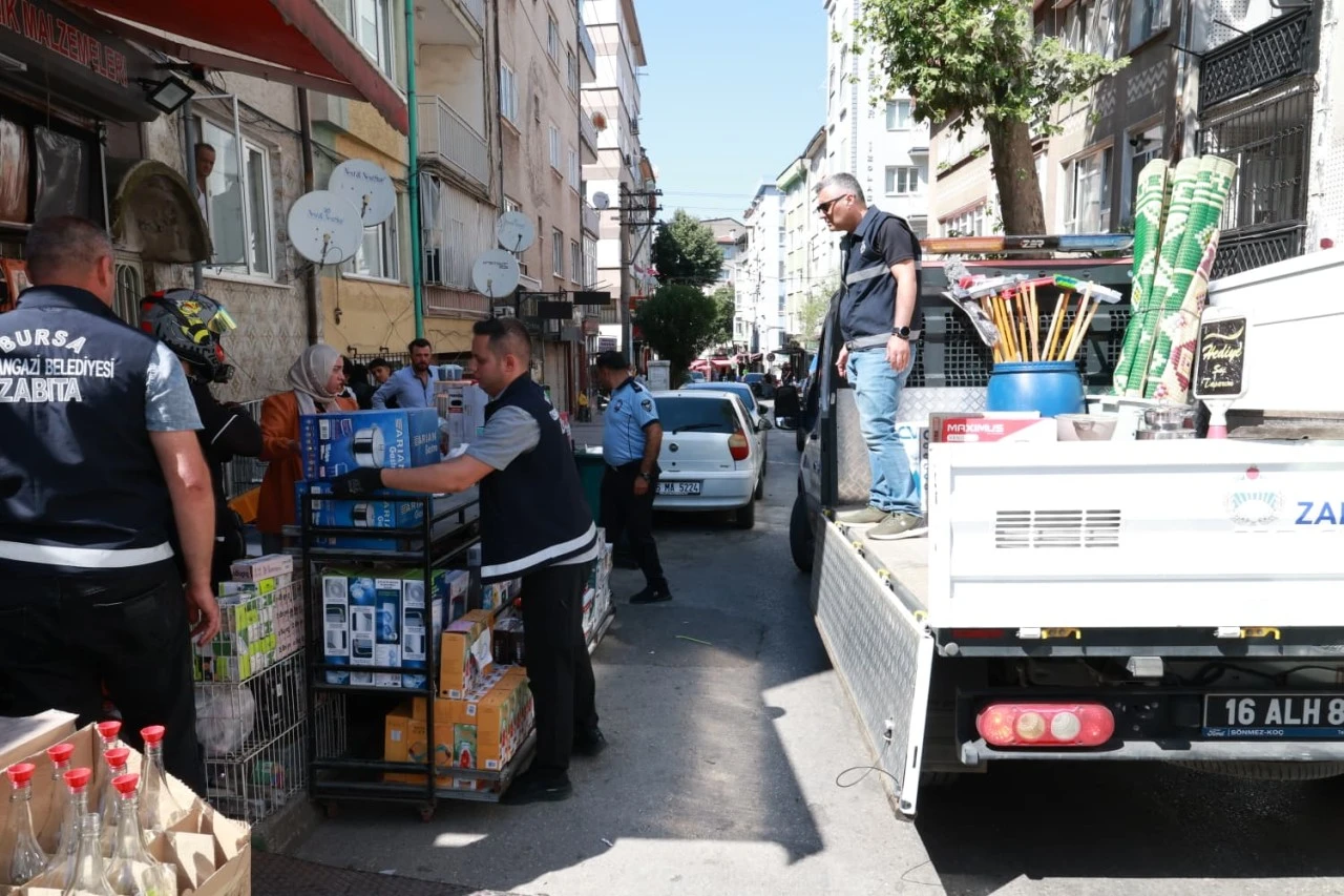 Osmangazi'de kaldırımlar işgalden temizlendi