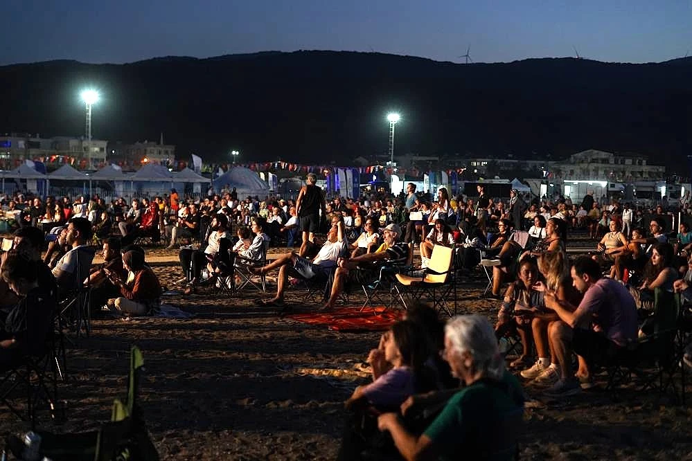 Yeniköy sahilinde 25 bini aşkın kişi Perseid meteor yağmuru'nu izledi