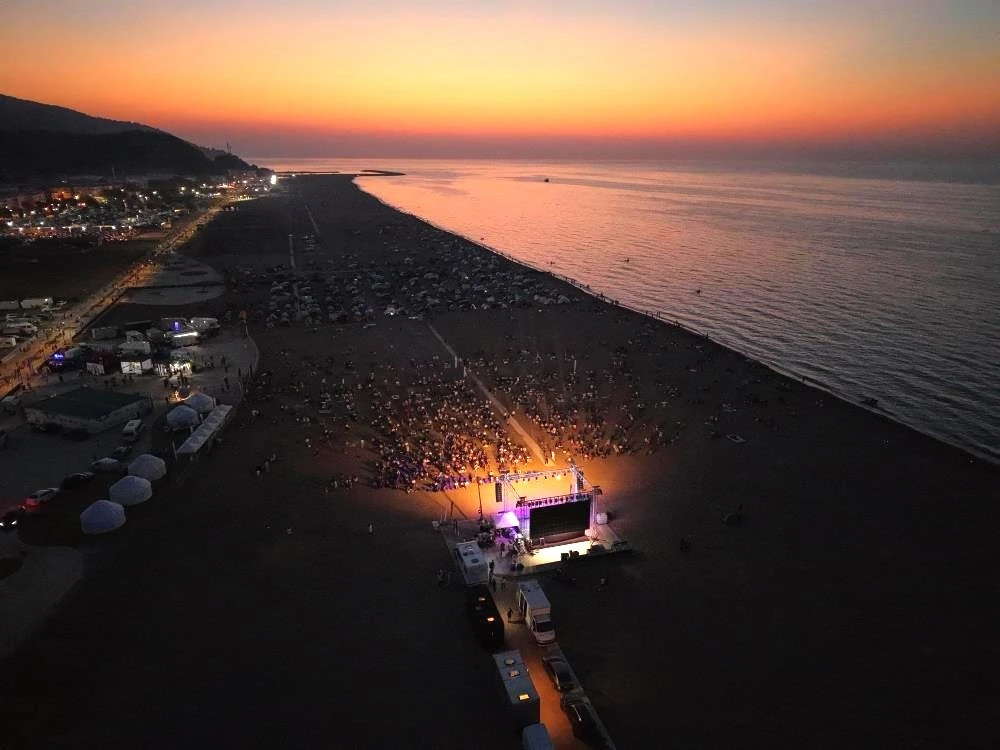 Yeniköy sahilinde 25 bini aşkın kişi Perseid meteor yağmuru'nu izledi