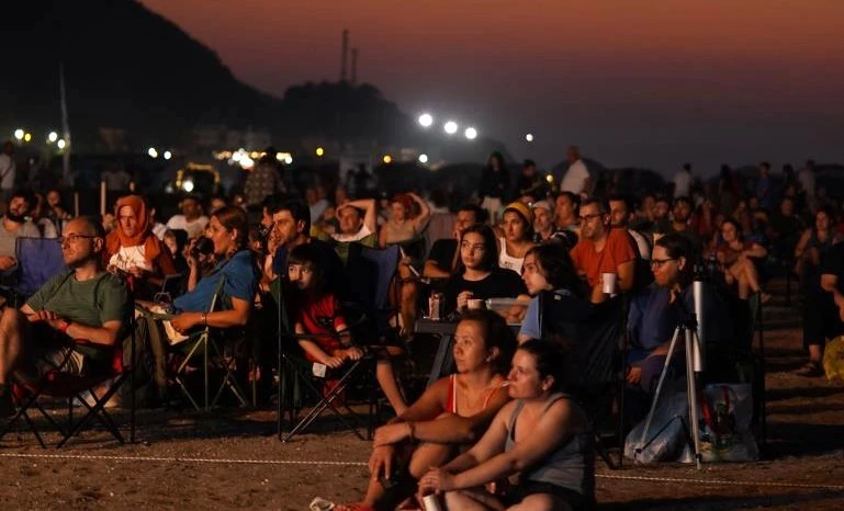 Yeniköy sahilinde 25 bini aşkın kişi Perseid meteor yağmuru'nu izledi