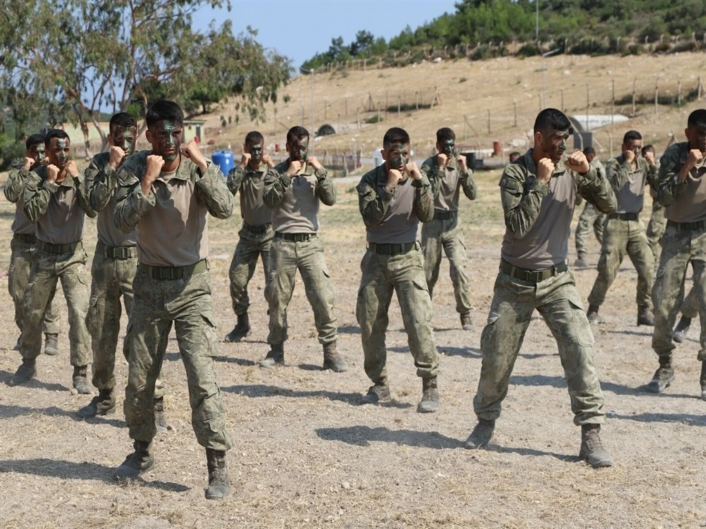 Harbiyeliler zorlu eğitimlerle göreve hazırlanıyor