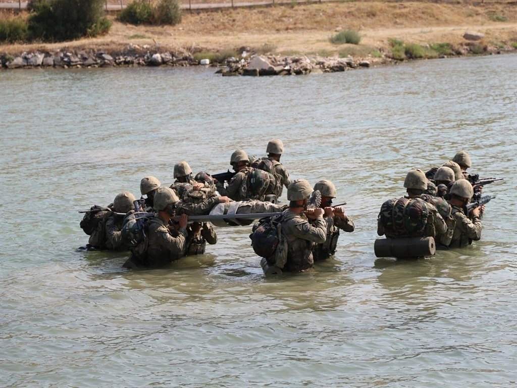 Harbiyeliler zorlu eğitimlerle göreve hazırlanıyor
