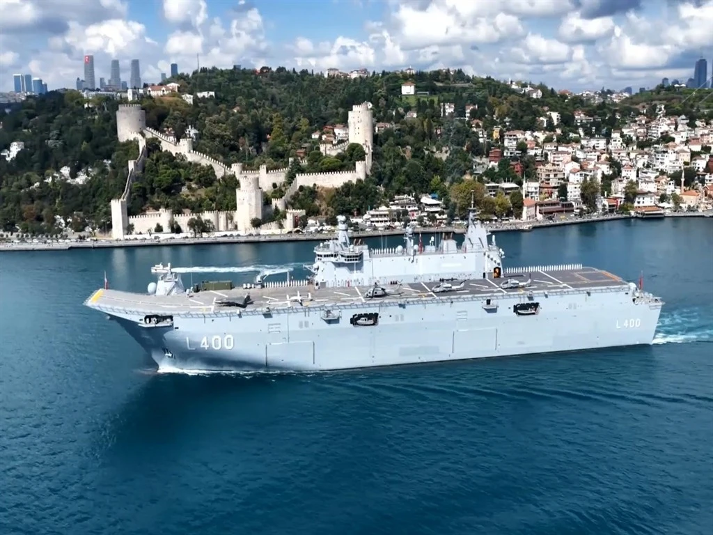 Deniz Kuvvetleri Komutanlığı'na bağlı 15 gemi İstanbul Boğazı'ndan geçti