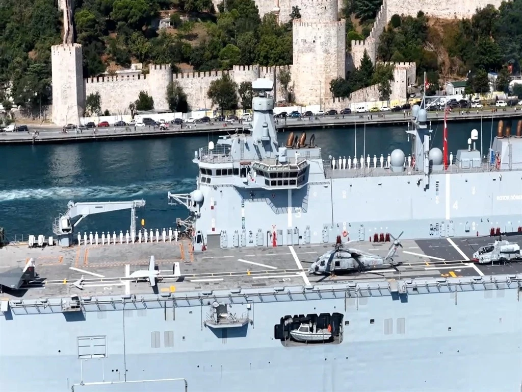 Deniz Kuvvetleri Komutanlığı'na bağlı 15 gemi İstanbul Boğazı'ndan geçti