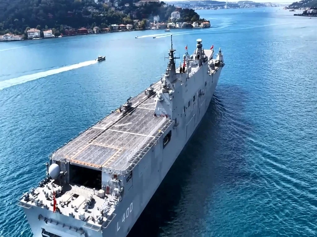 Deniz Kuvvetleri Komutanlığı'na bağlı 15 gemi İstanbul Boğazı'ndan geçti