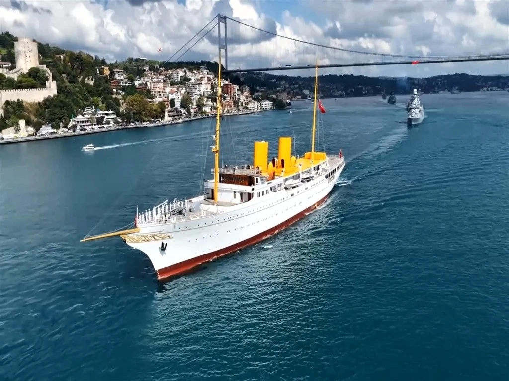 Deniz Kuvvetleri Komutanlığı'na bağlı 15 gemi İstanbul Boğazı'ndan geçti