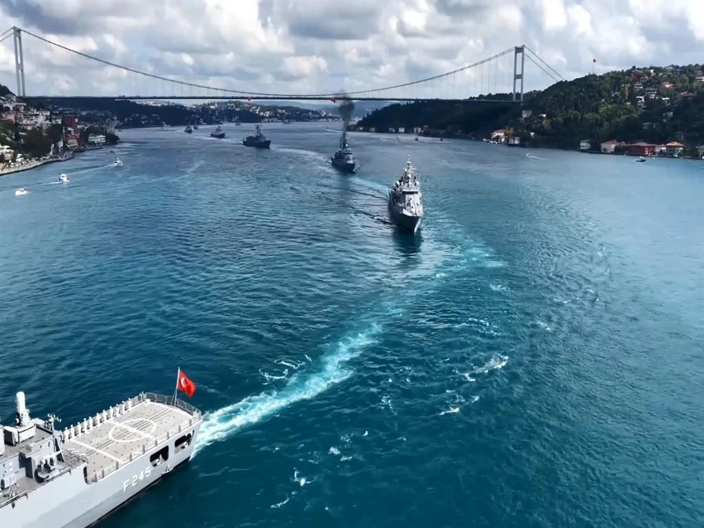 Deniz Kuvvetleri Komutanlığı'na bağlı 15 gemi İstanbul Boğazı'ndan geçti