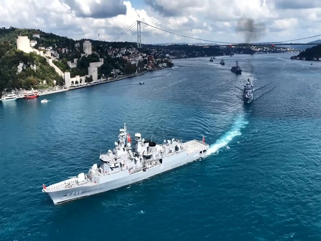Deniz Kuvvetleri Komutanlığı'na bağlı 15 gemi İstanbul Boğazı'ndan geçti