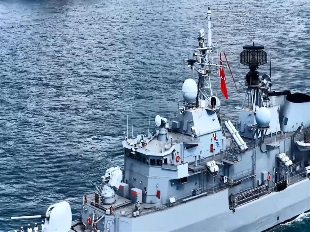 Deniz Kuvvetleri Komutanlığı'na bağlı 15 gemi İstanbul Boğazı'ndan geçti