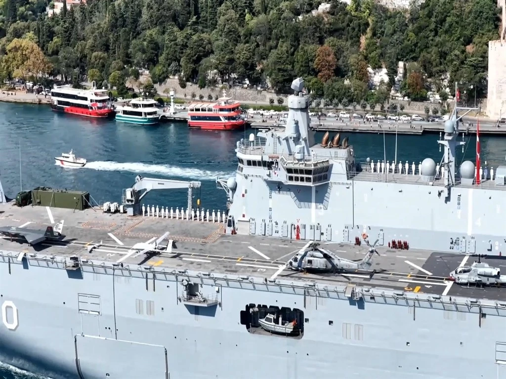 Deniz Kuvvetleri Komutanlığı'na bağlı 15 gemi İstanbul Boğazı'ndan geçti