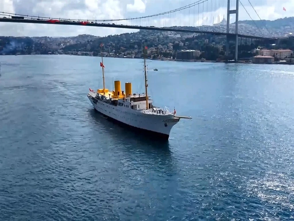 Deniz Kuvvetleri Komutanlığı'na bağlı 15 gemi İstanbul Boğazı'ndan geçti
