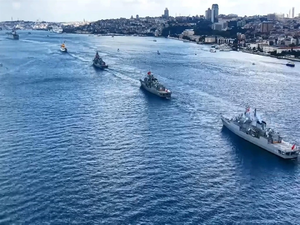 Deniz Kuvvetleri Komutanlığı'na bağlı 15 gemi İstanbul Boğazı'ndan geçti