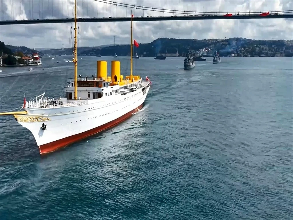 Deniz Kuvvetleri Komutanlığı'na bağlı 15 gemi İstanbul Boğazı'ndan geçti
