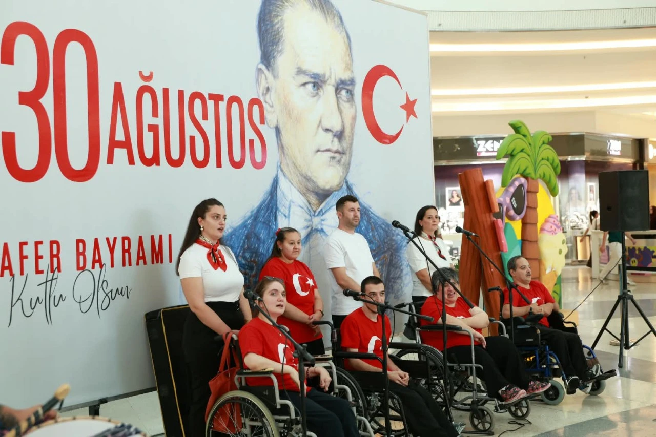 Özel öğrencilerden 30 Ağustos Zafer Bayramı konseri