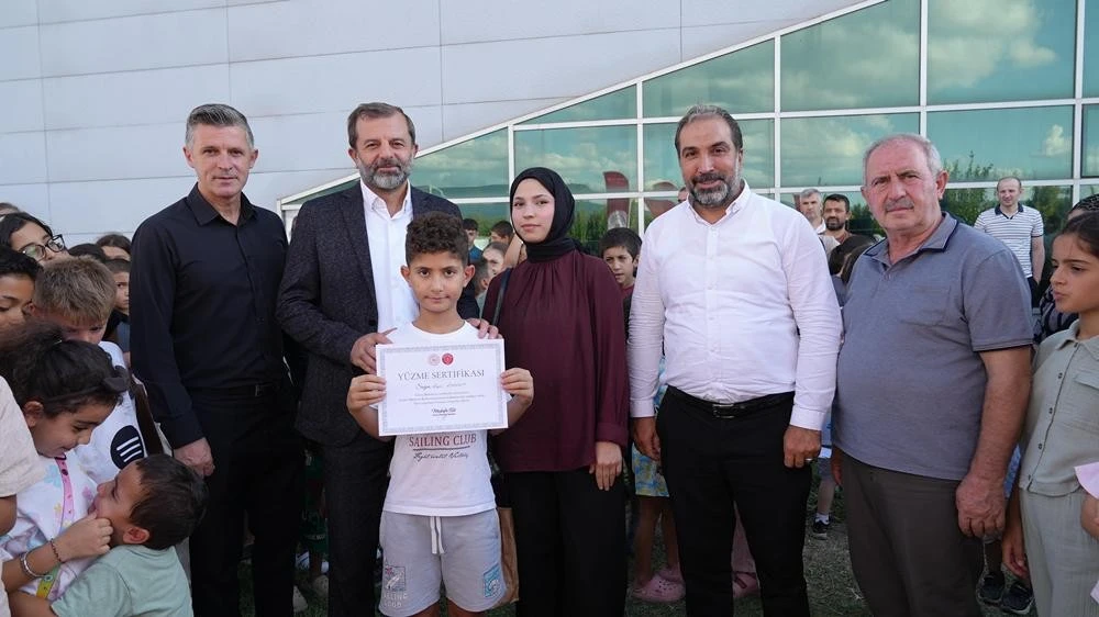 Gürsu'da 600 çocuk yüzme öğrendi